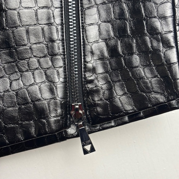 GUESS Faux Leather Croc Embossed Pencil Skirt Black Zip Detail | Size Large - Picture 3 of 7